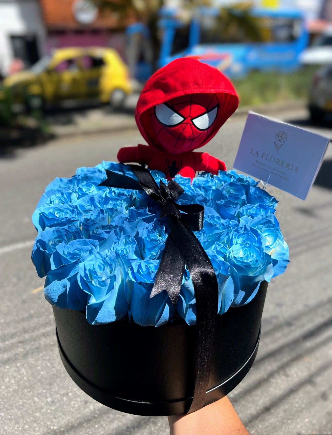 Caja de Rosas Azules con Peluche de Spiderman