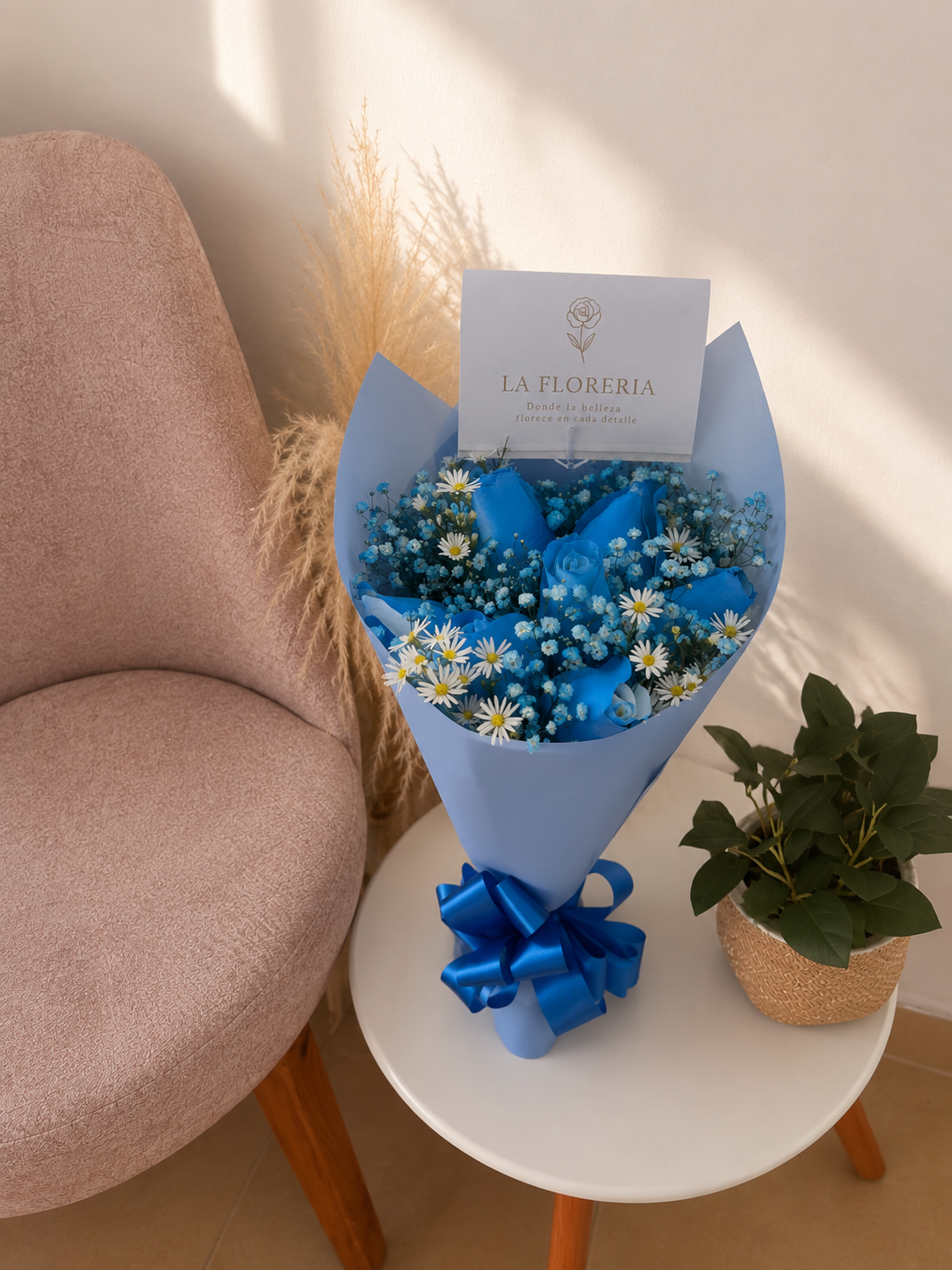 Bouquet de Rosas Azules con Gypsophila 💙