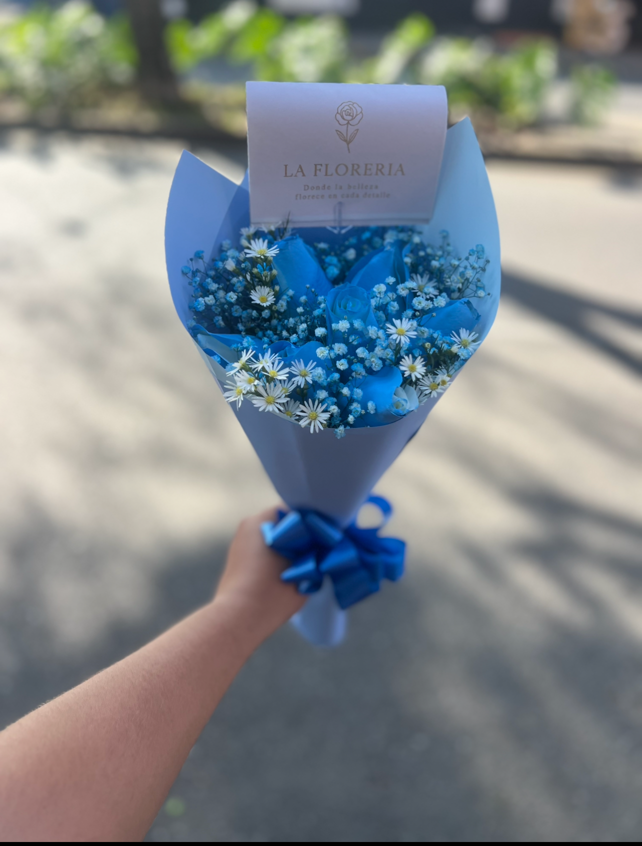 Bouquet de Rosas Azules con Gypsophila 💙