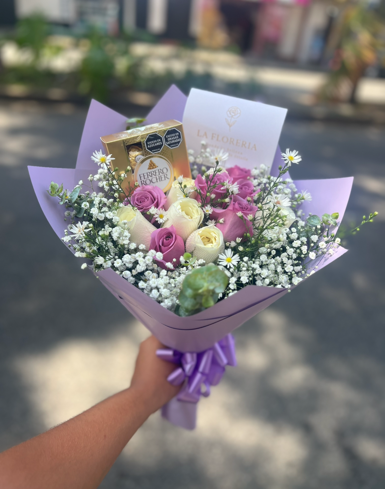 Encanto de Amor – Rosas Mixtas & Ferrero Rocher