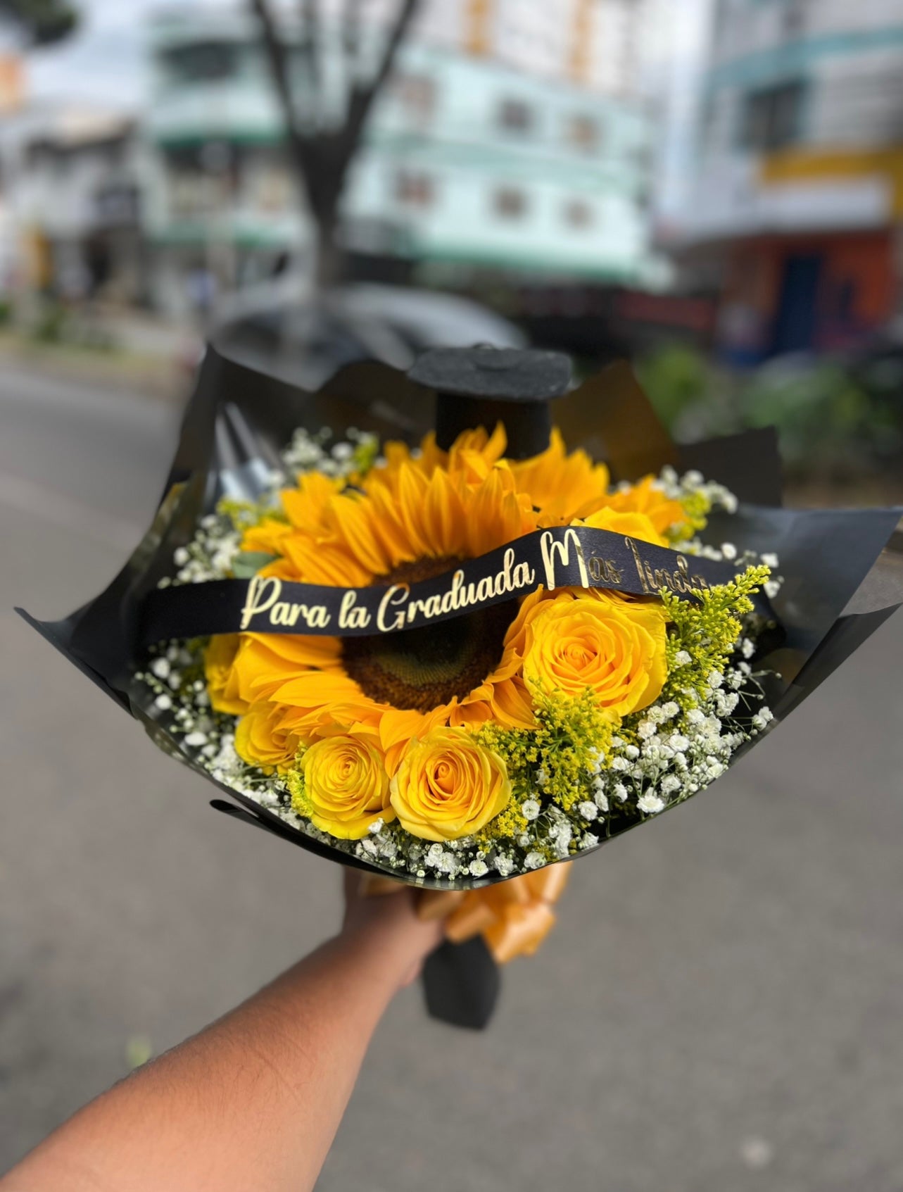 🌻 Ramo de Sol: Girasoles y Rosas para la Graduada
