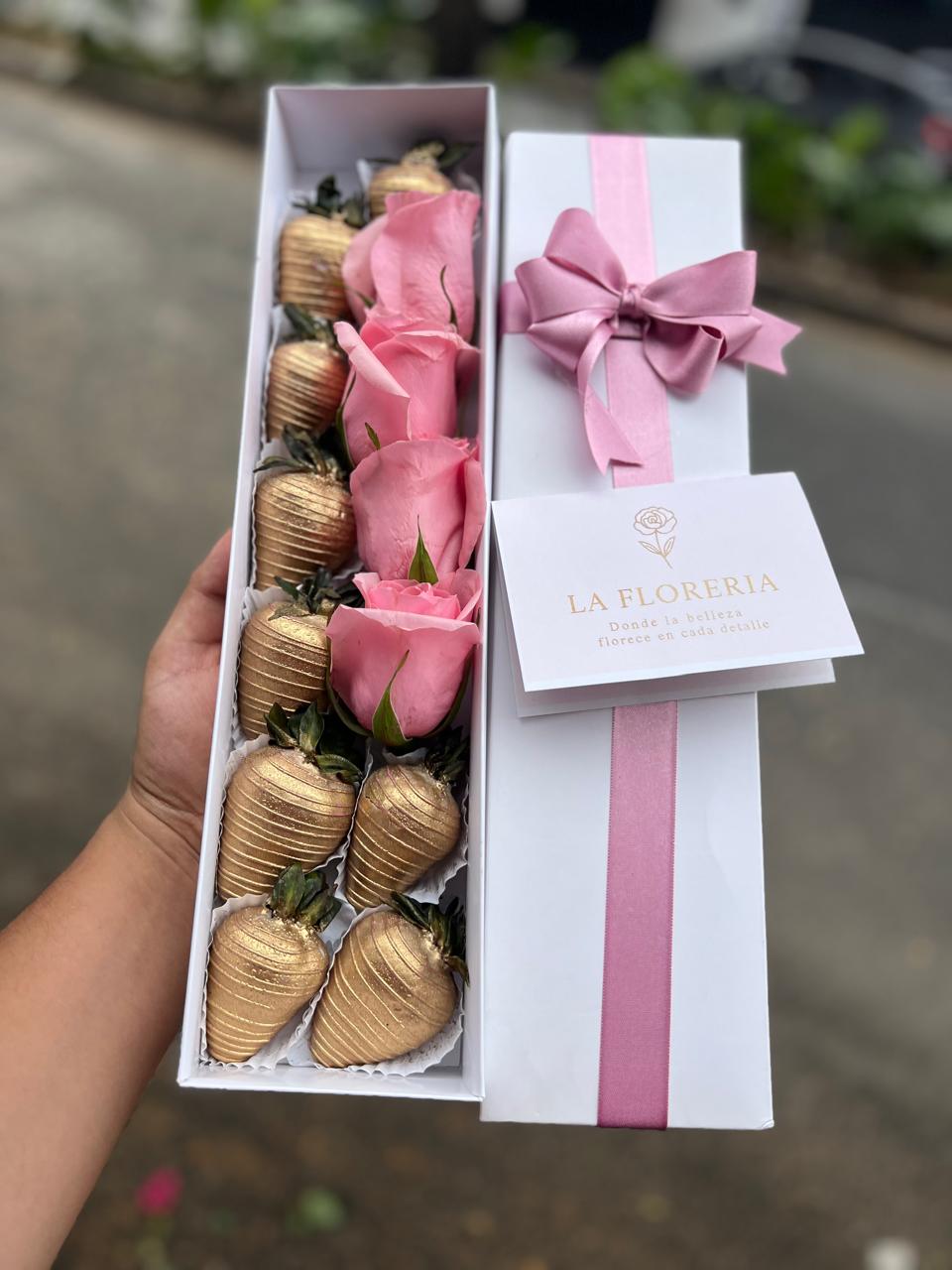 Caja de Rosas y Fresas Doradas 🍓✨